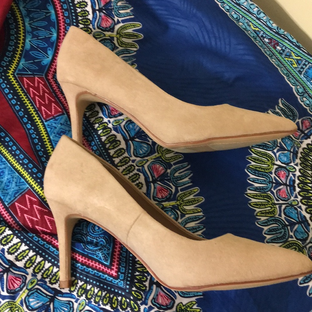Nude pumps
